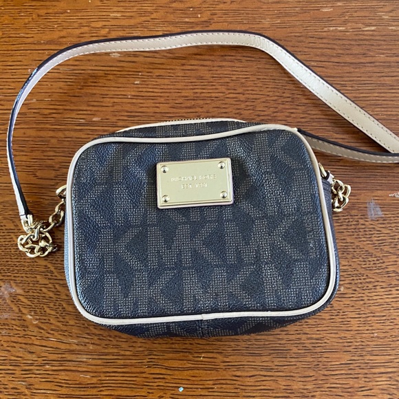 Michael Kors Handbags - Michael Kors crossbody